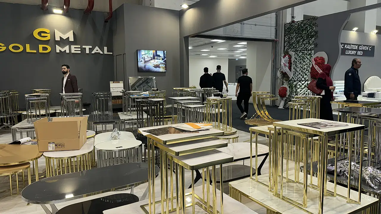 Fuarda ilginç anlar: 1 buçuk tonluk otomobili sandalyelerin üzerine koydular!