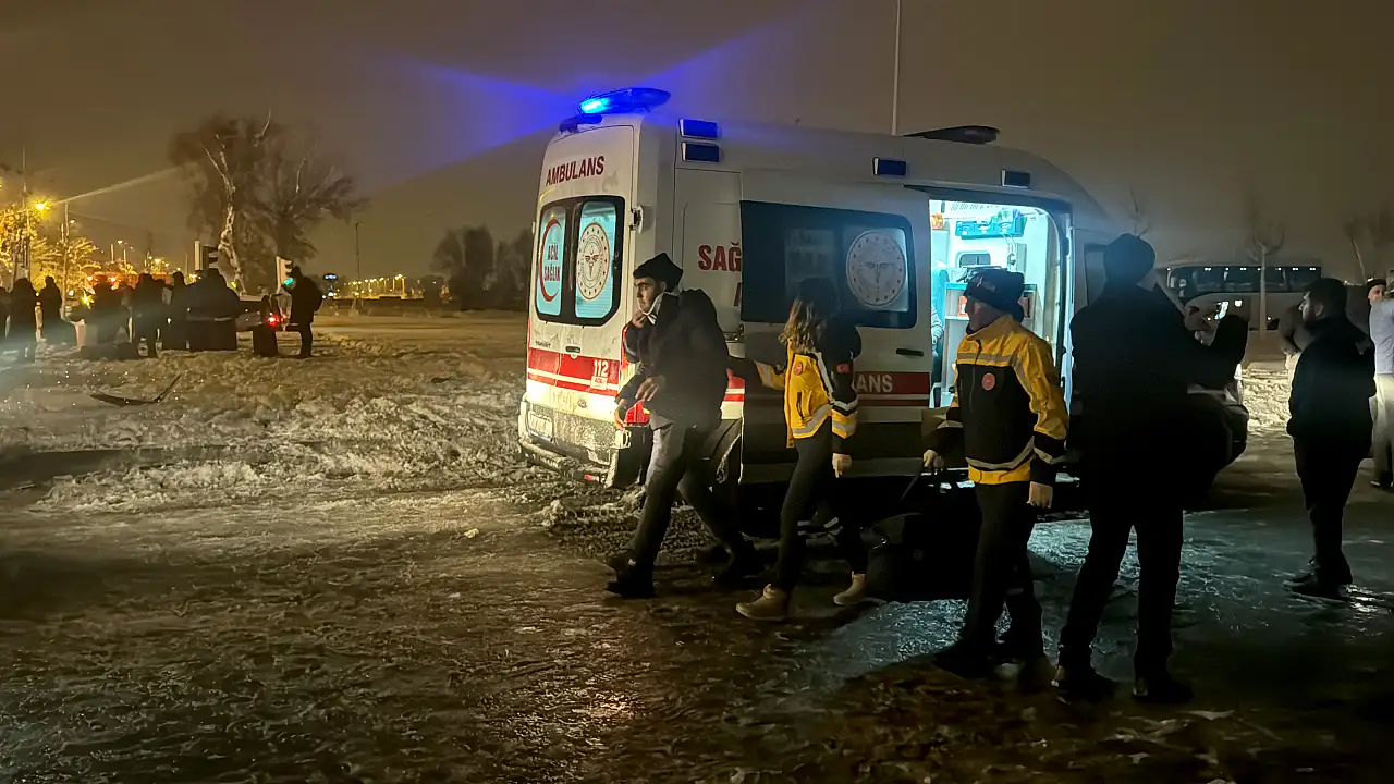 Kayseri'de yolcu otobüsü ile işçi servisi çarpıştı: 17 kişi…