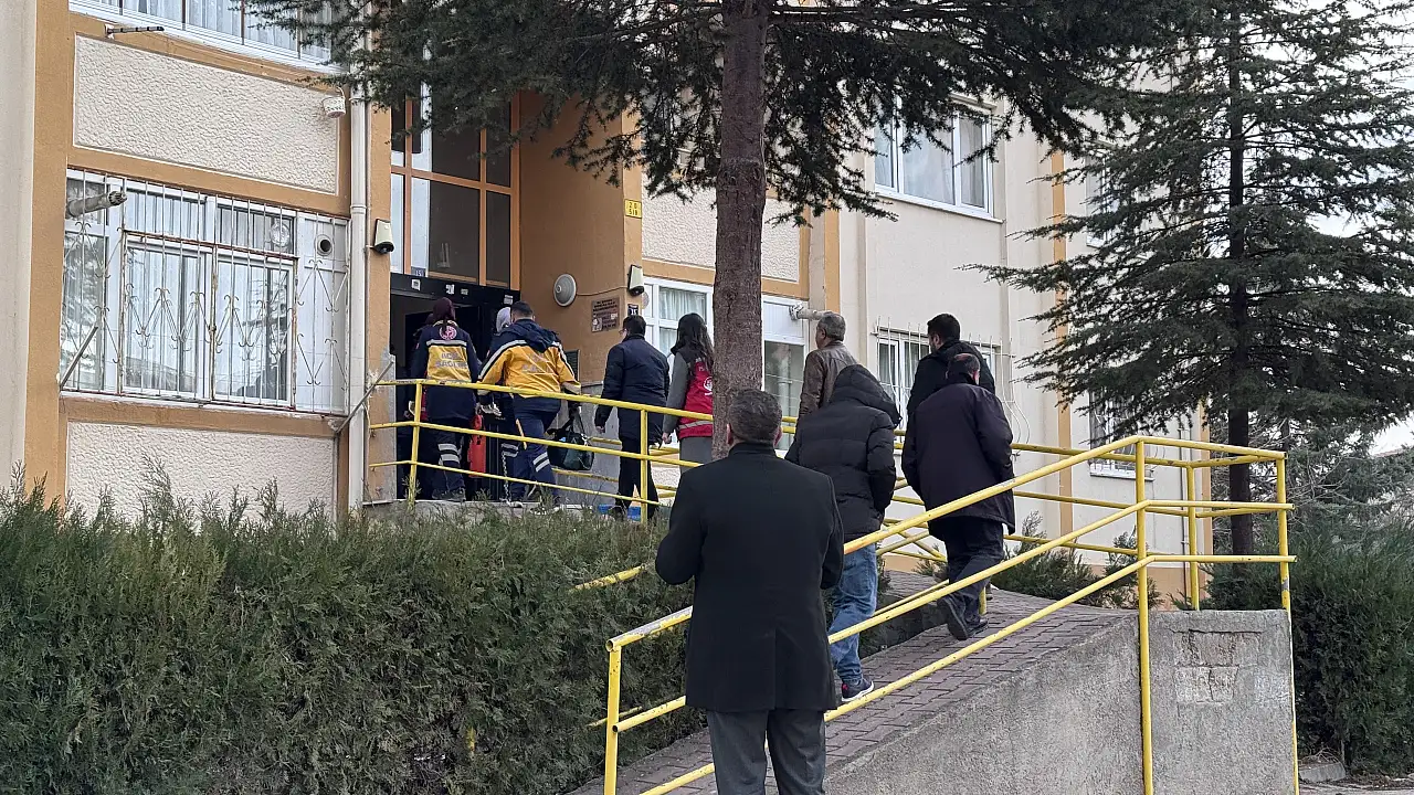 Babaevinin önüne taziye çadırı kuruldu, Türk bayrakları asıldı