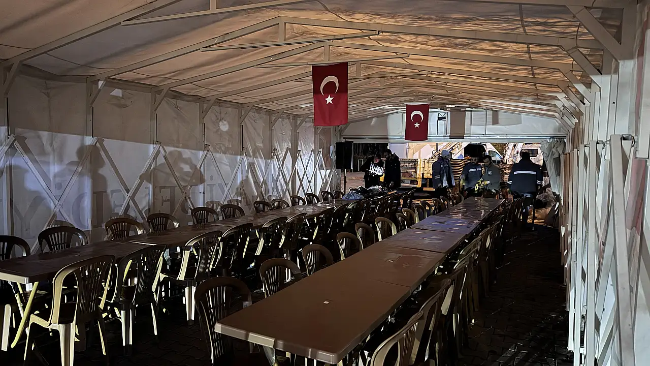 Babaevinin önüne taziye çadırı kuruldu, Türk bayrakları asıldı