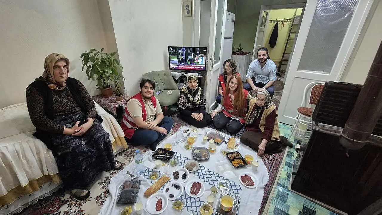 Kocasinan'da yalnızlığa iftar molası! 21 evde iftar sofrası kuruldu