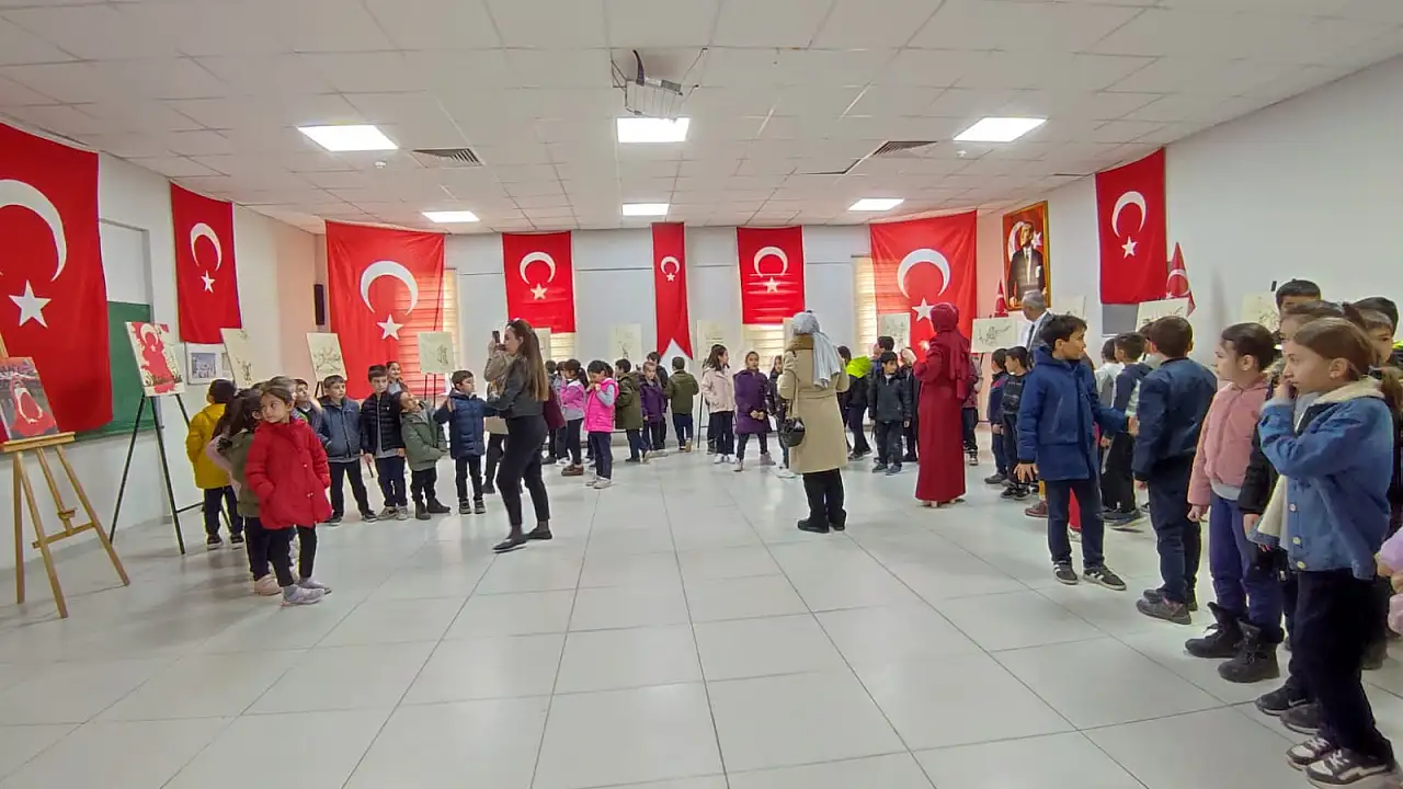 Sarıoğlan'da Çanakkale ruhunu yansıtan ahşap yakma sergisi açıldı