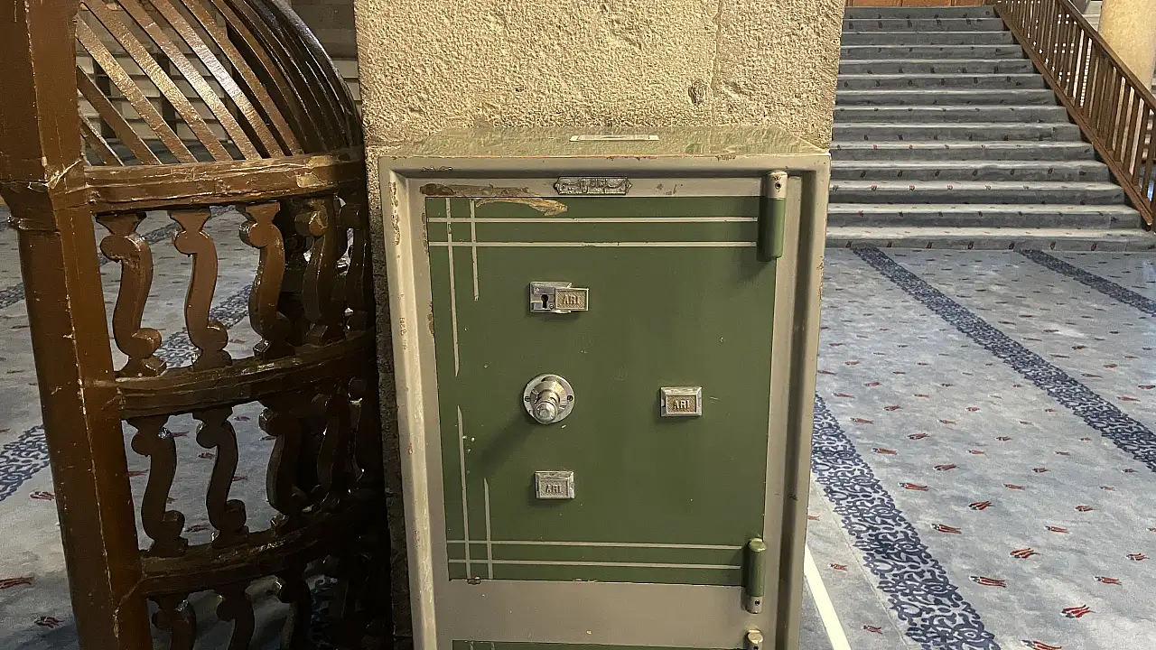 Güvenlik kameraları anbean kaydetti! İşte camideki hırsızlık anı