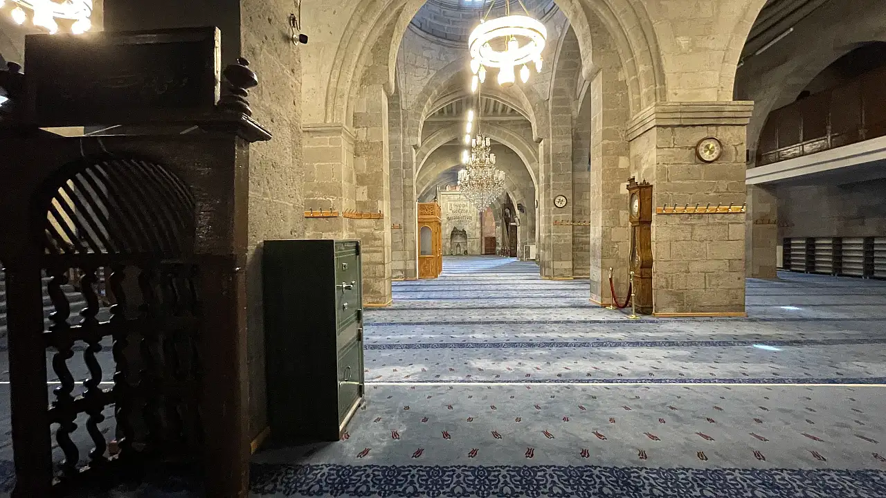 Güvenlik kameraları anbean kaydetti! İşte camideki hırsızlık anı