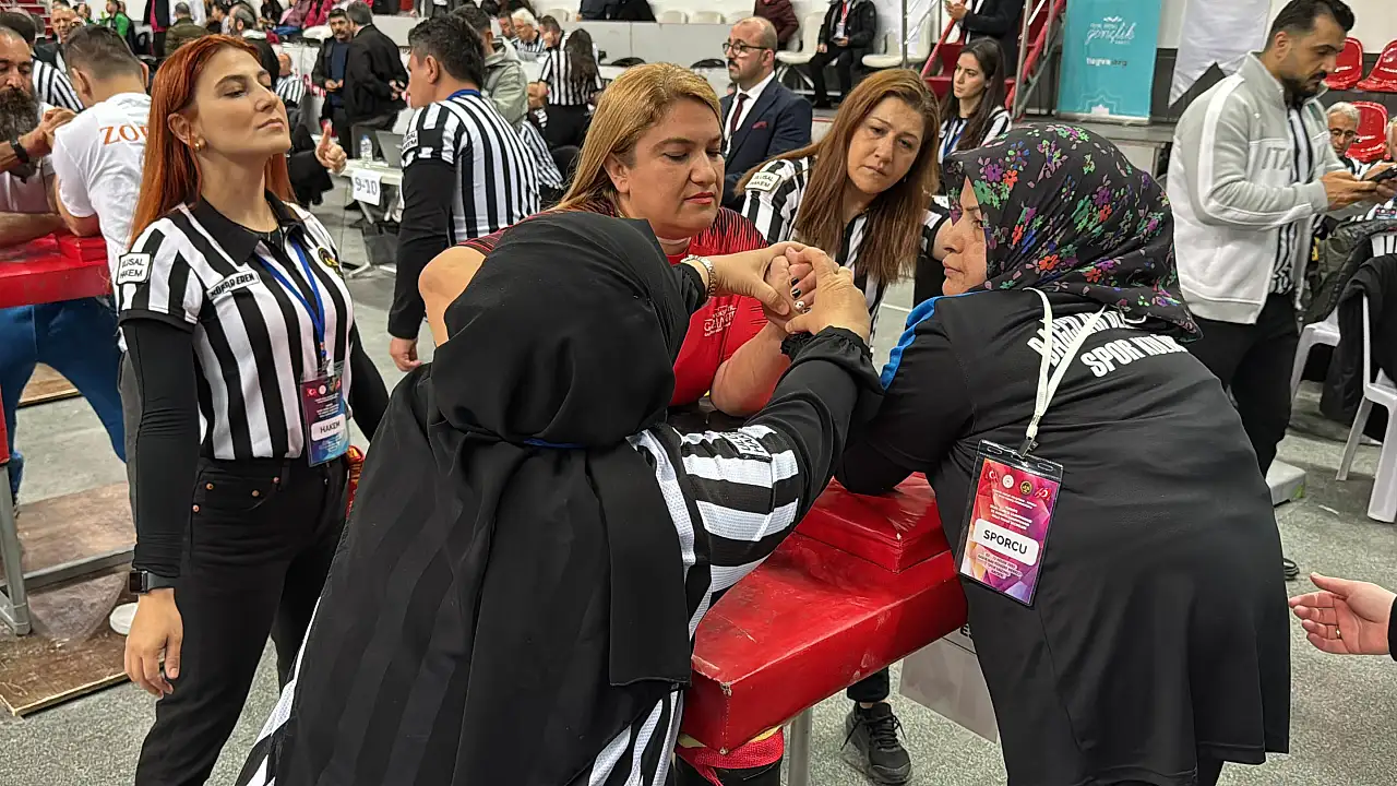 Bilek güreşinde rekor üstüne rekor!