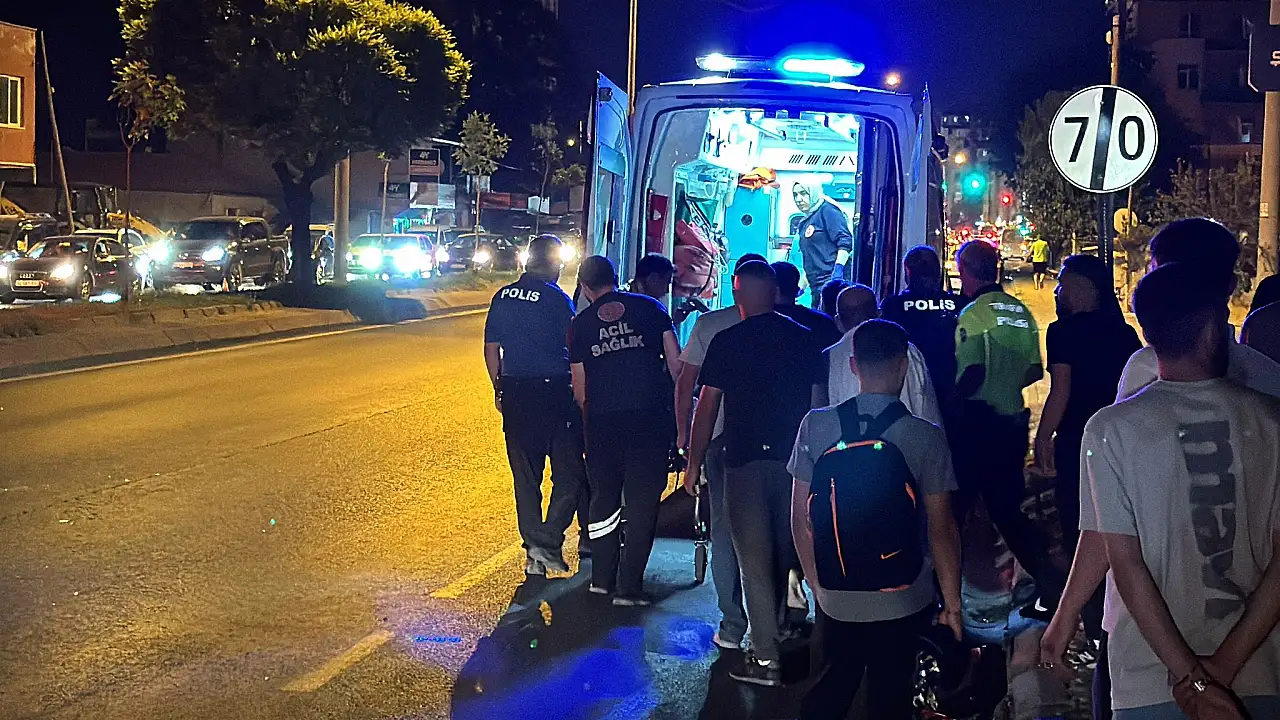 17 yaşındaki ehliyetsiz sürücü otomobille direğe çarptı