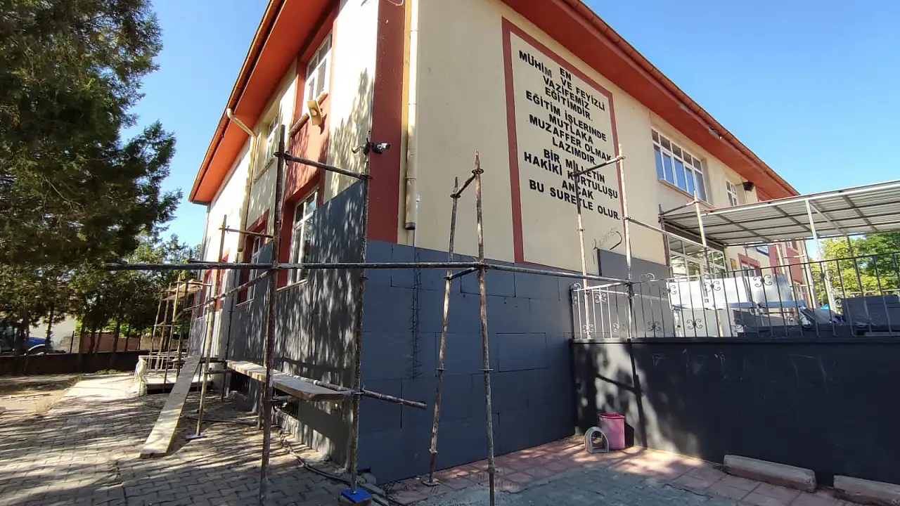 Cumhuriyet İlkokulu baştan aşağıya yenilendi.