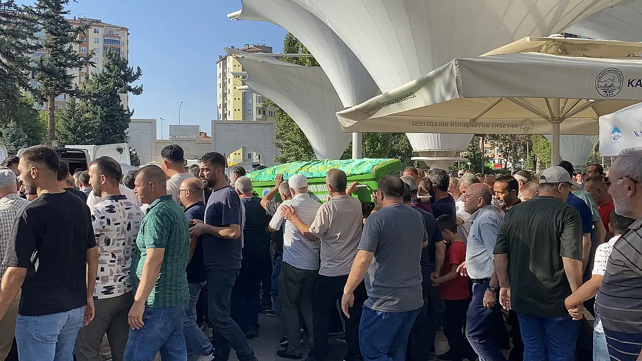 Kayseri'de cinayete kurban giden taksi şoförü son yolculuğuna uğurlandı.