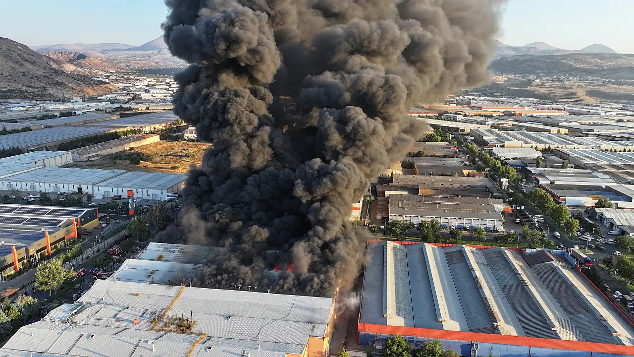 Eski Başkan'ın fabrikası alev alev yanıyor!