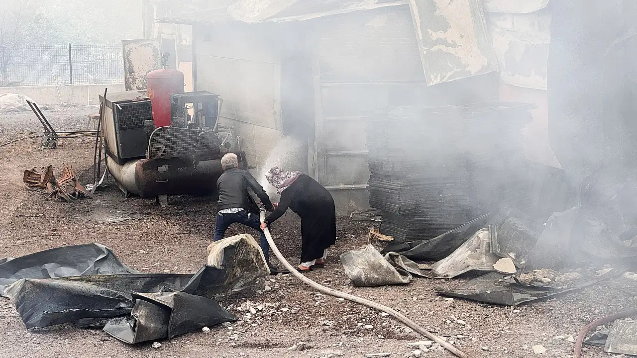 Fabrika sahibi ve eşi yangına ilk müdahaleyi yaptı