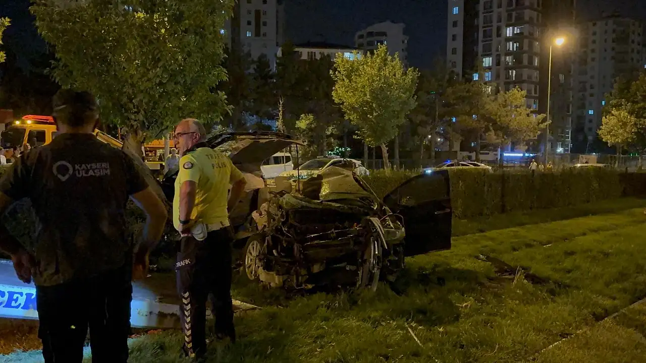 Kayseri'de tramvay yolunda can pazarı: Araç demir yığınına döndü