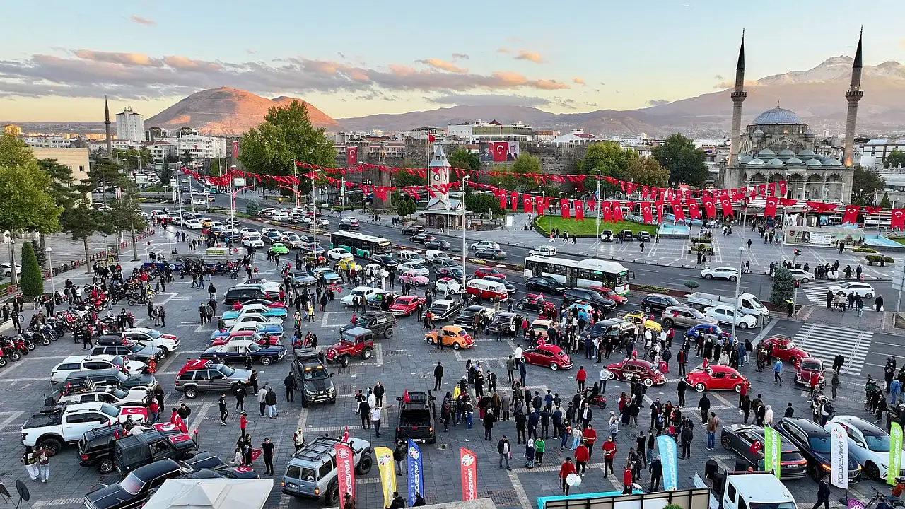 102 yıla 102 balonlu kutlama