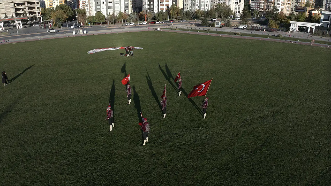 Kayseri'de efe kıyafetleriyle gökyüzüne çıktılar!