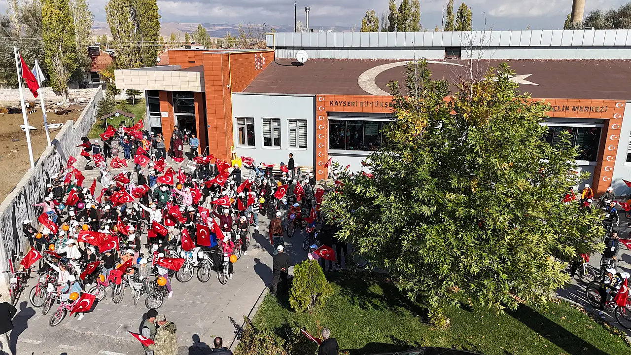 Öğrenciler ve vatandaşlar bayraklarla pedal çevirdi