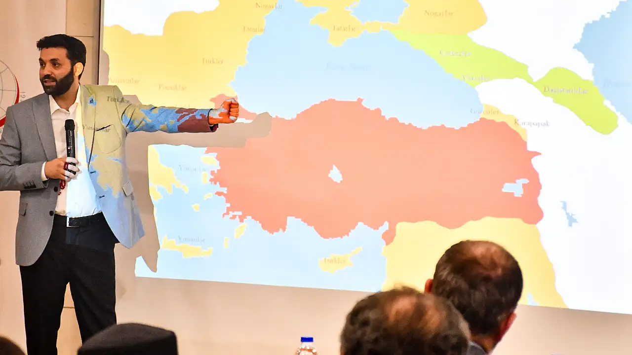 Bir Cumhurbaşkanı adayı daha ortaya çıktı! İlanlar Kayseri'ye asıldı