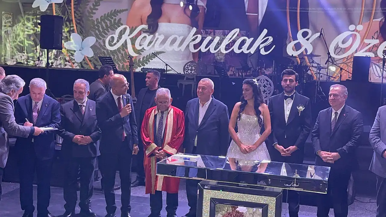 CHP Kayseri İl Başkanı Özer'in oğlunun evlendiği düğüne ünlü isimlerin '3 çocuk' göndermesi ve Başkan Büyükkılıç'ın konuşması damgasını vurdu