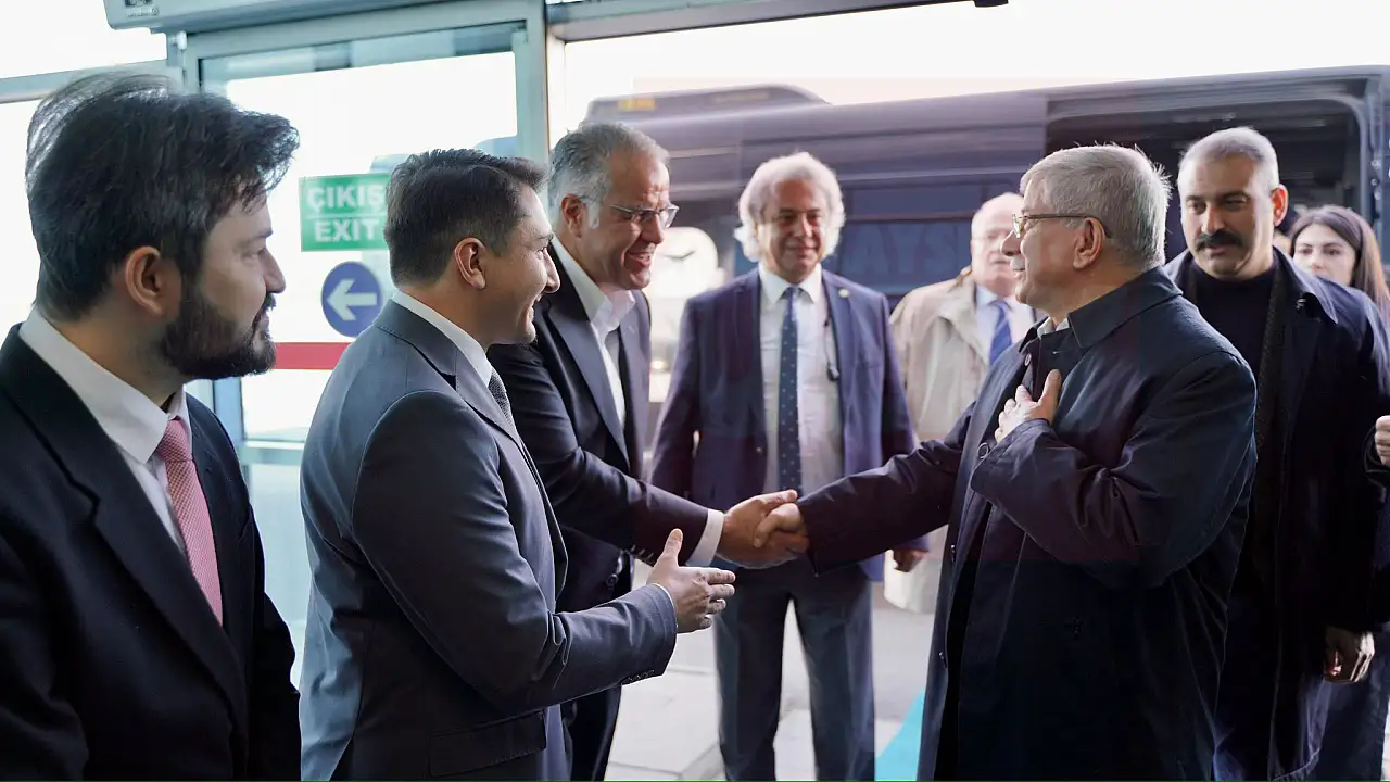 Davutoğlu Kayseri'ye indi! Bakın kimler karşıladı?