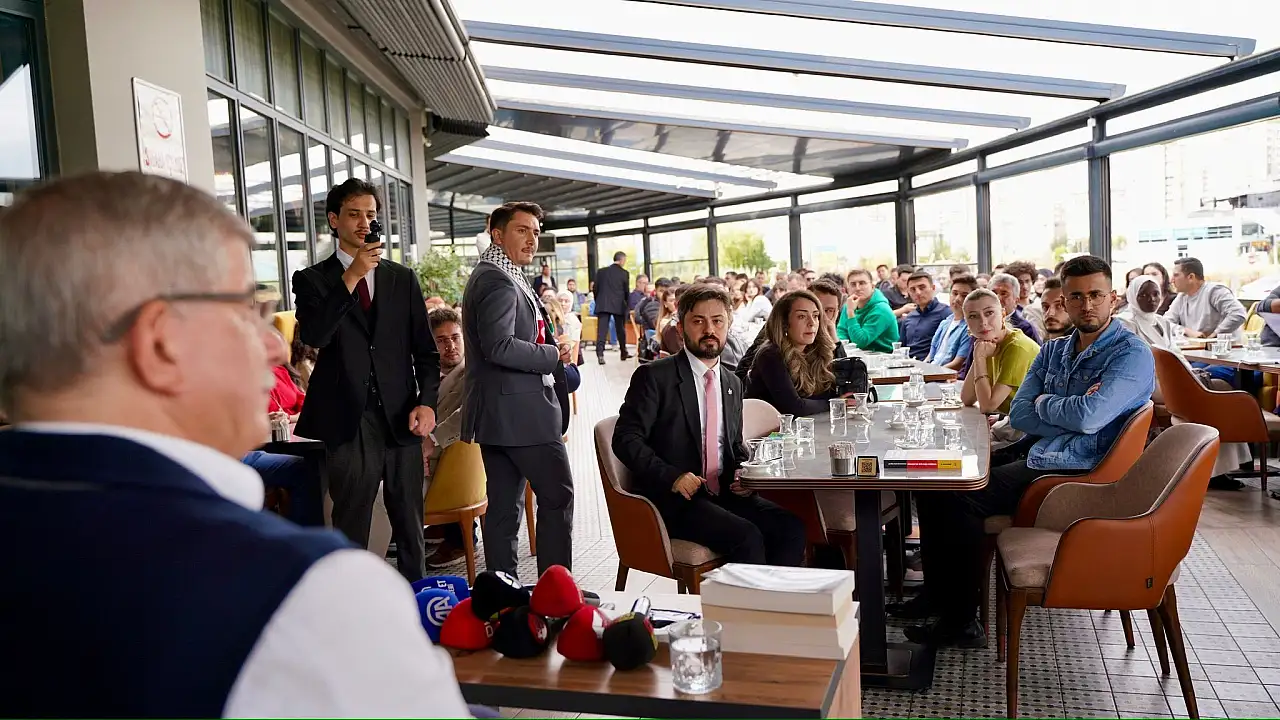 Davutoğlu'dan Erciyes Üniversitesine gönderme: Salonların yasaklanması, girişlerin engellenmesi, baskılar bizi engelleyemez!