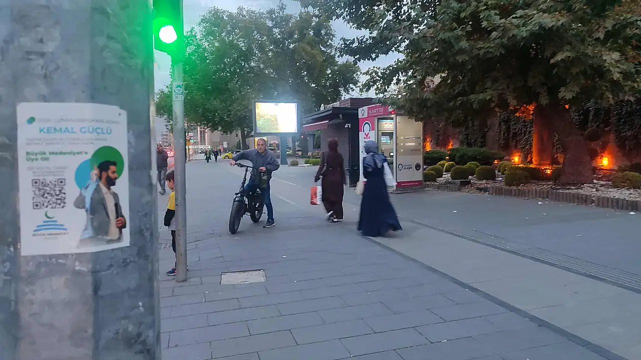 Bir Cumhurbaşkanı adayı daha ortaya çıktı! İlanlar Kayseri'ye asıldı