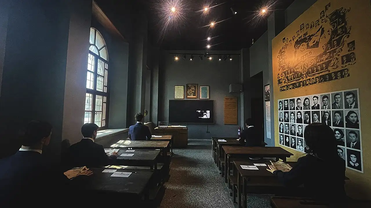 Kayseri'de tarihi okulda hem de Cumhuriyet Bayramı öncesinde büyük saygısızlık! Vatandaşlar isyan etti, Vali'ye seslendi