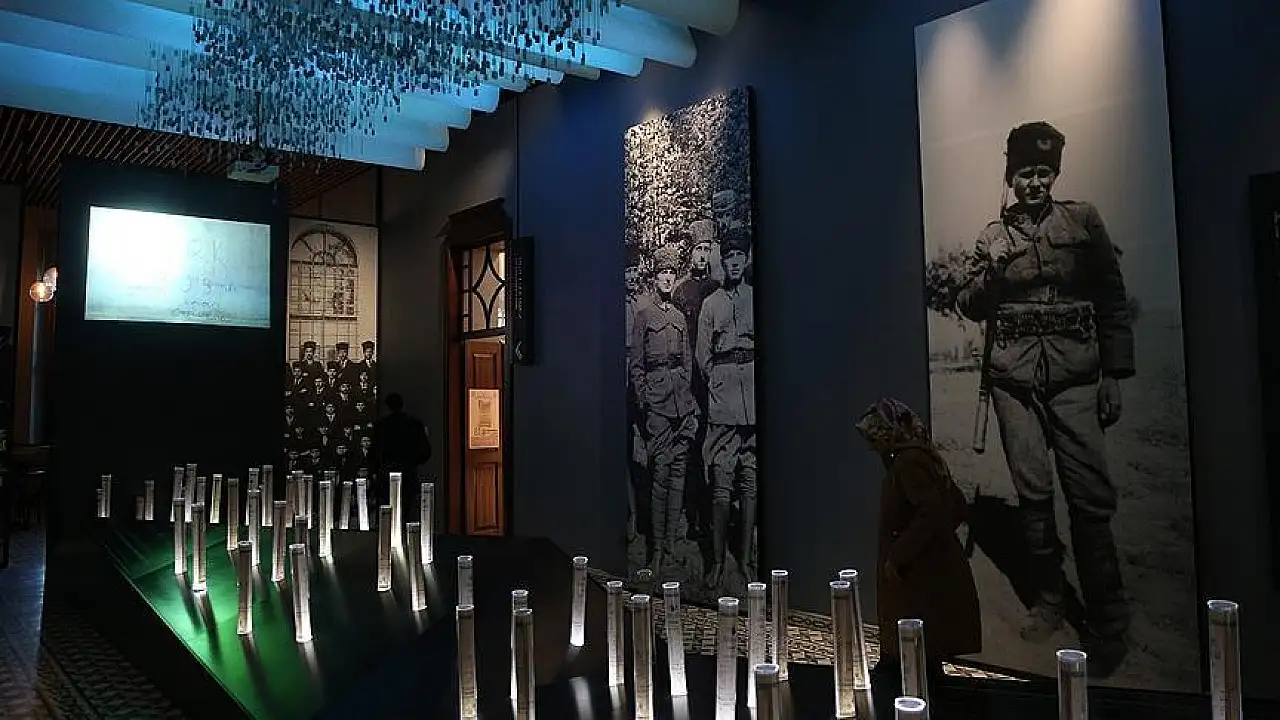 Kayseri'de tarihi okulda hem de Cumhuriyet Bayramı öncesinde büyük saygısızlık! Vatandaşlar isyan etti, Vali'ye seslendi