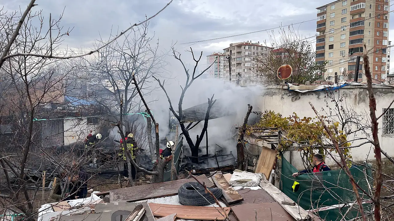 Kayseri'deki müstakil ev alev alev yandı