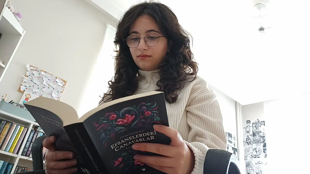 11 yaşında yazmaya başladı, 17'sinde ilk romanını tamamladı