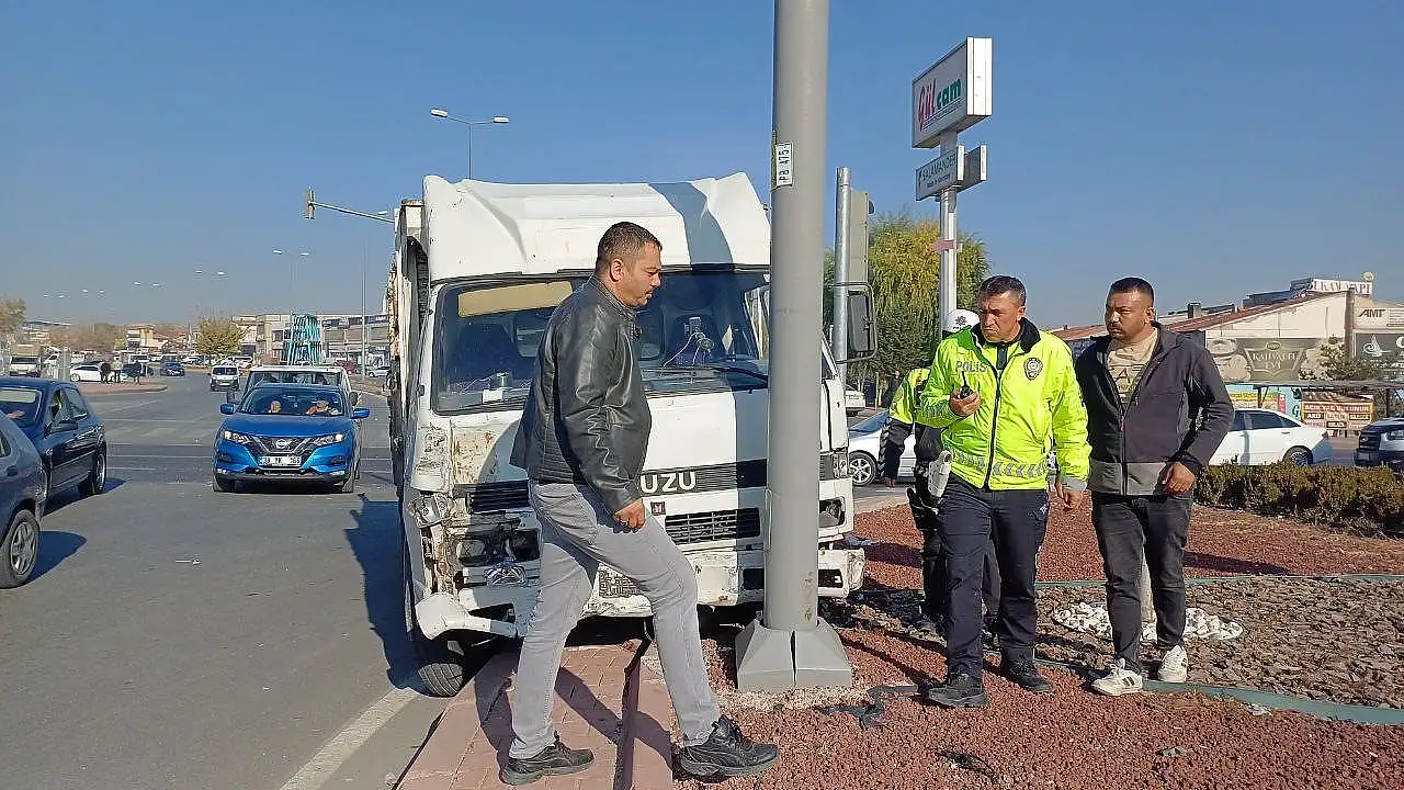 Kocasinan'da ortalık savaş alanına döndü: 5 araç birbirine girdi