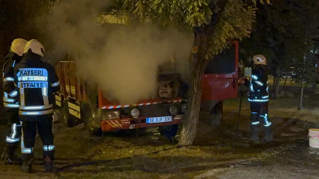 Kayseri'de korku dolu anlar: İki araç birden yandı
