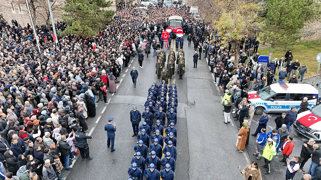 Kayseri'de şehide son görev! Binlerce kişi katıldı