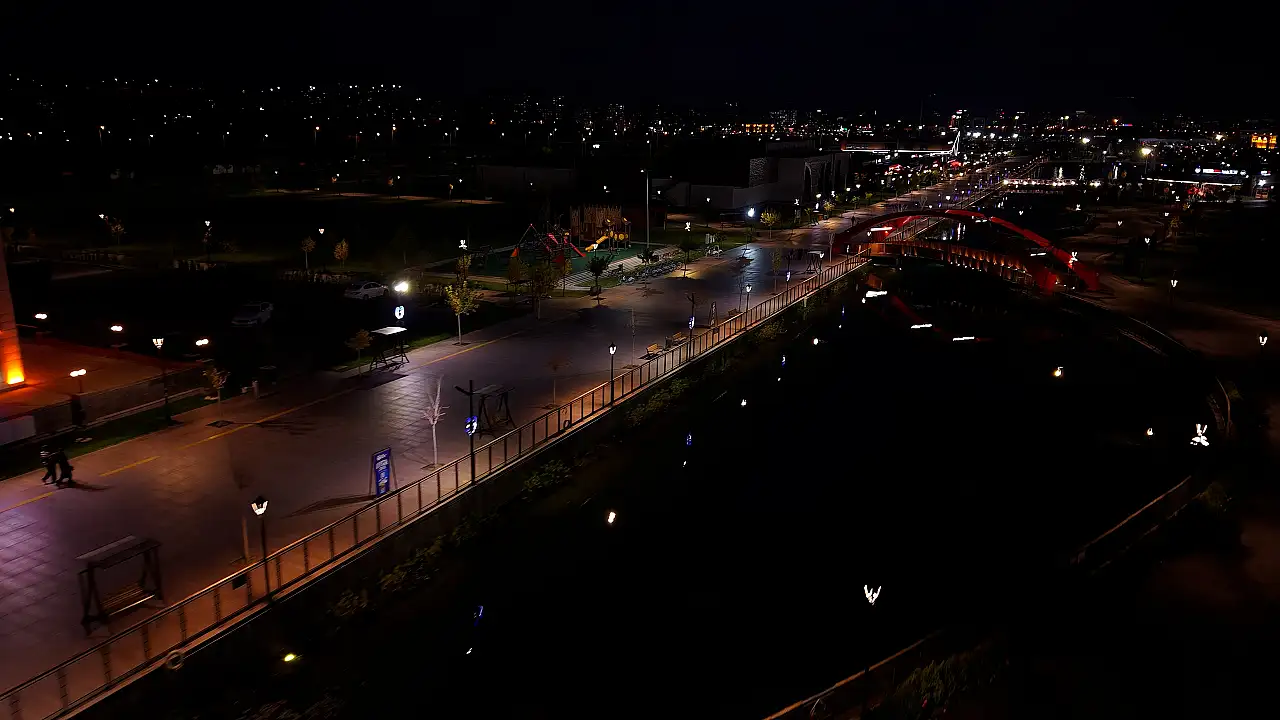 Millet Bahçesi'nin iskele yolu LED ışıklarla aydınlandı