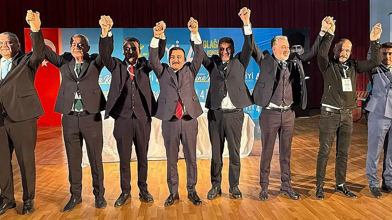 İYİ Parti'nin yeni yönetiminden yumruklu poz!