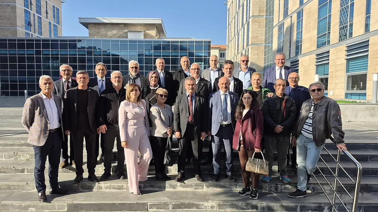 İYİ Parti'nin yeni yönetiminden yumruklu poz!