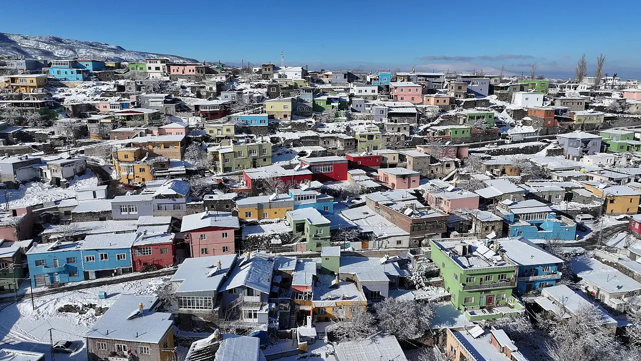 Kayseri'de renkli evler karla iç içe geçti! Kartpostallık görüntüler oluştu