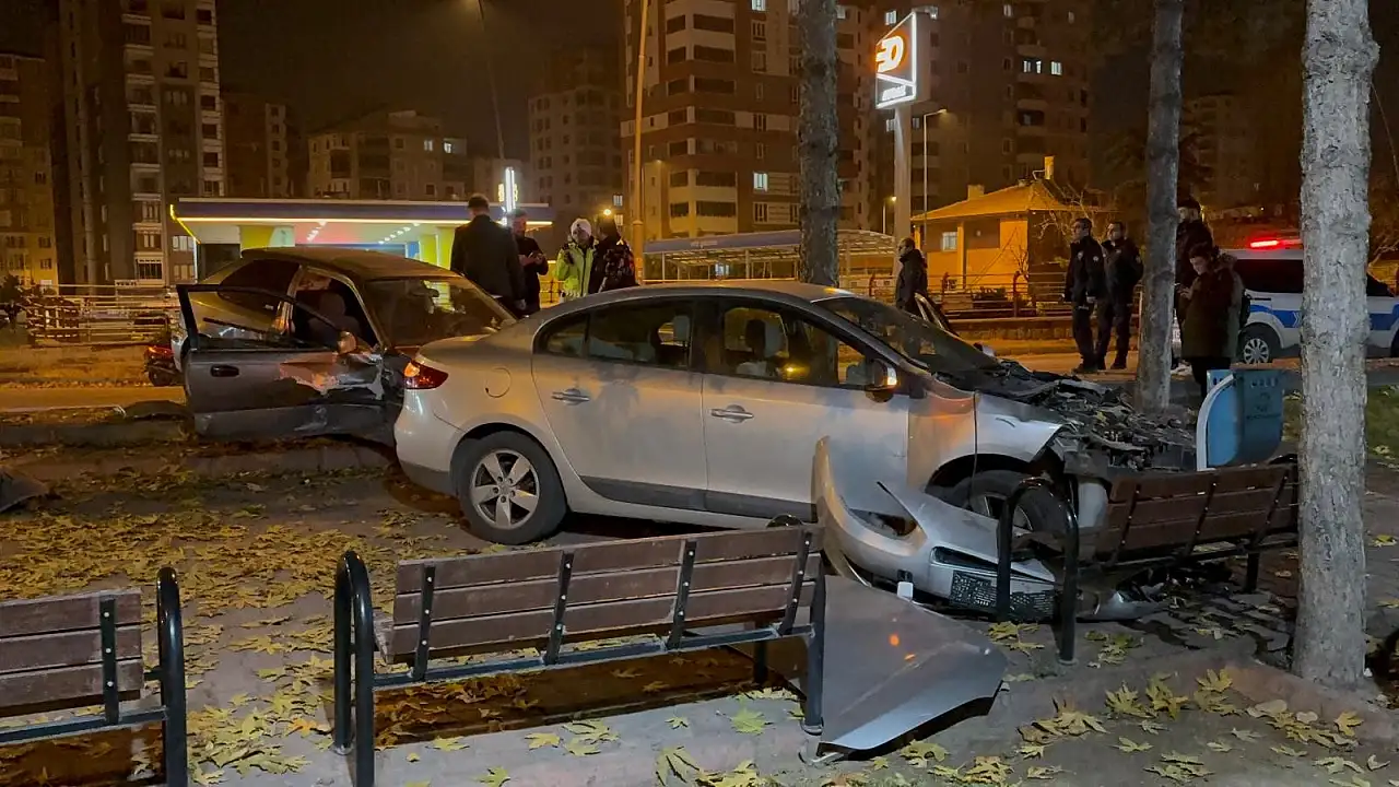 Kaza yapan araçlar cami bahçesine daldı