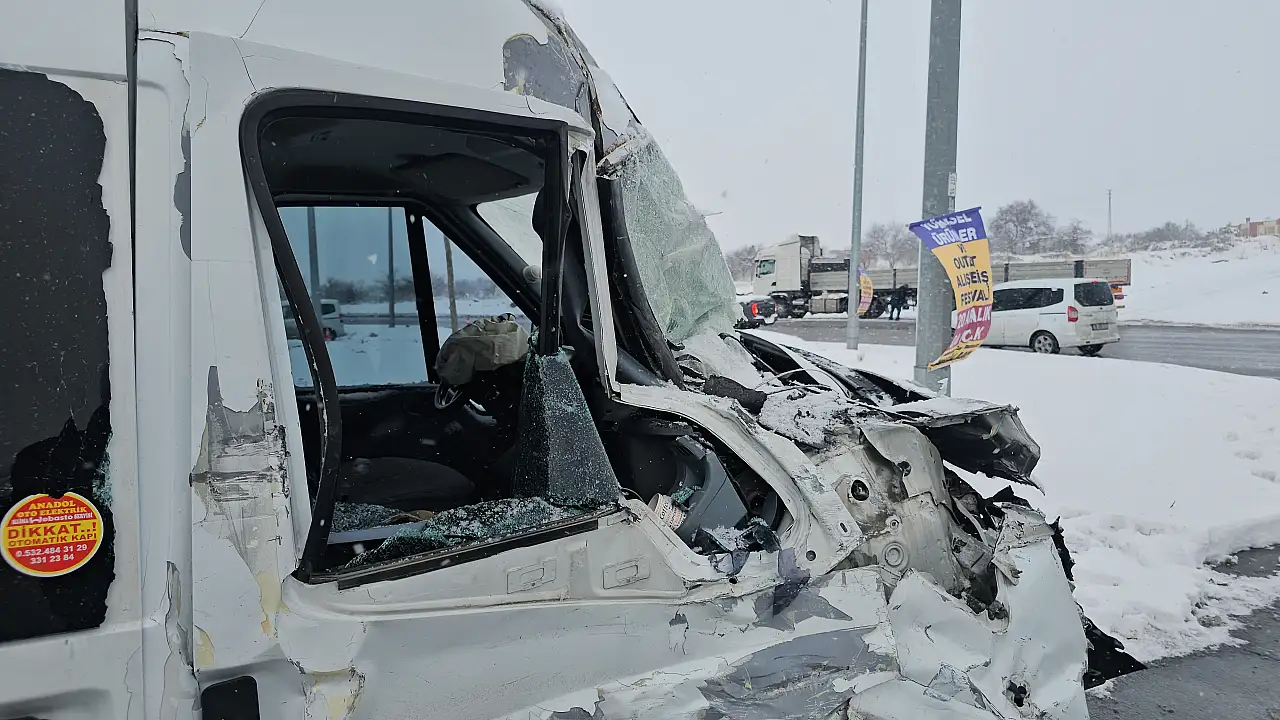 Kayseri'de işçi servisi ile tır çarpıştı! Çok sayıda yaralı var