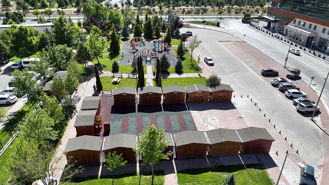 Ünlü isim Kayseri'de gördüğü manzara karşısında şaşırdı! Havaalanından iner inmez soluğu orada aldı