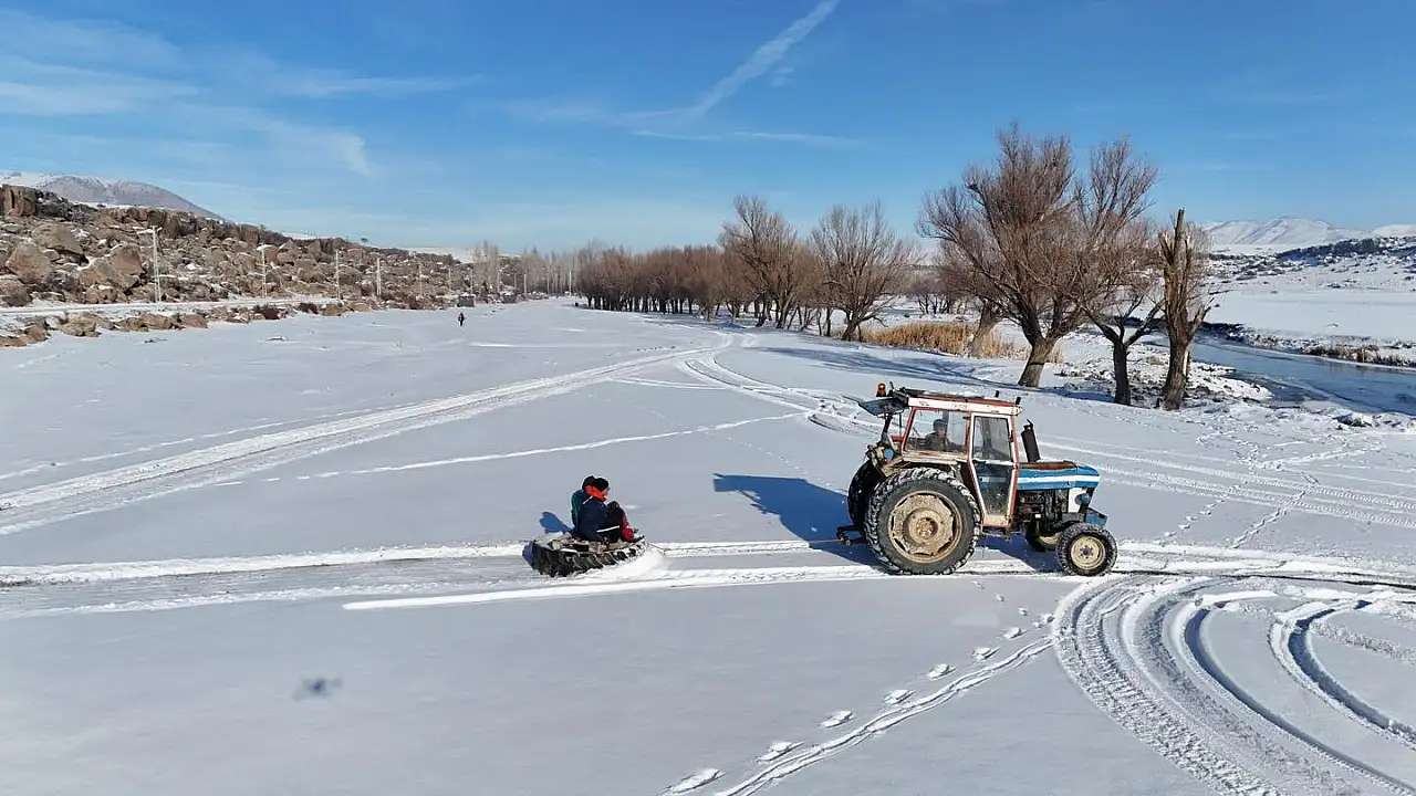 Kayseri'de Erciyes'e çıkamayan gençler, karın tadını bakın nasıl çıkardı?
