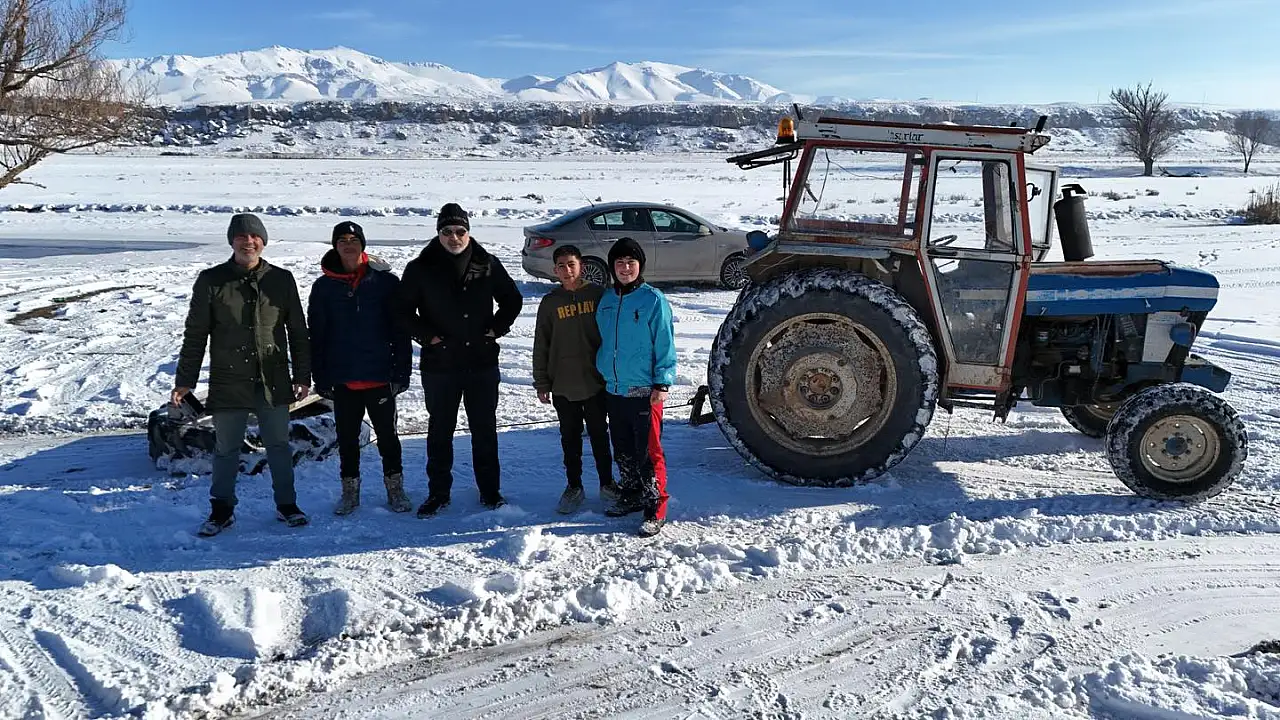 Kayseri'de Erciyes'e çıkamayan gençler, karın tadını bakın nasıl çıkardı?