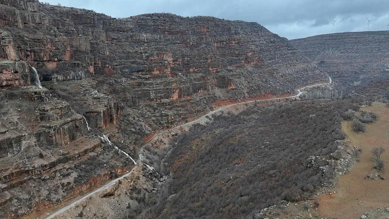 Binlerce yıllık darphane mağarasından su çağlıyor