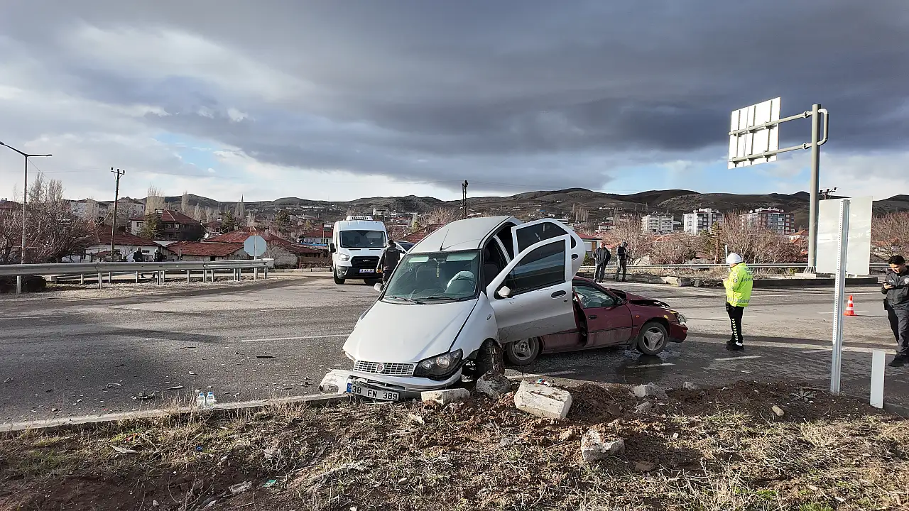 Kayseri-Sivas kara yolunda kaza: Görenler 'nasıl oldu?' diye sordu!