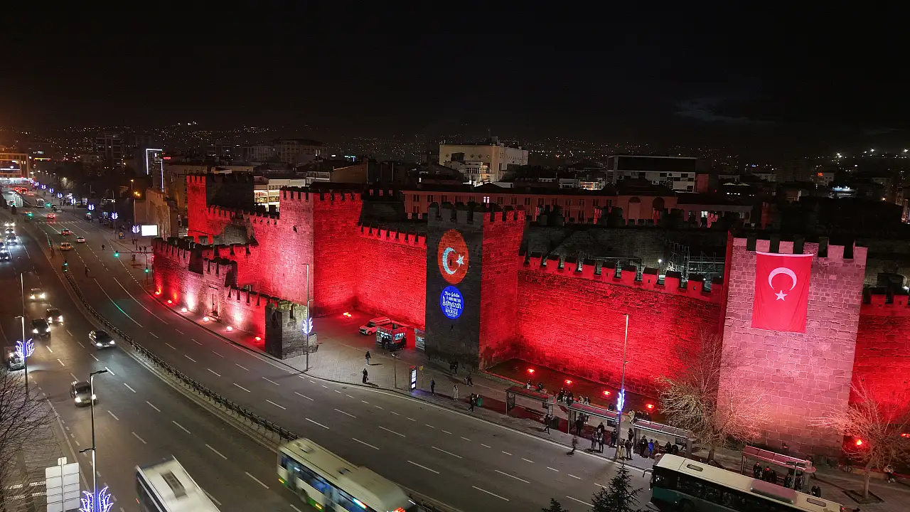 Cumhuriyet Meydanı'nda görsel şölen! Kale surlarına bakın ne yazıldı