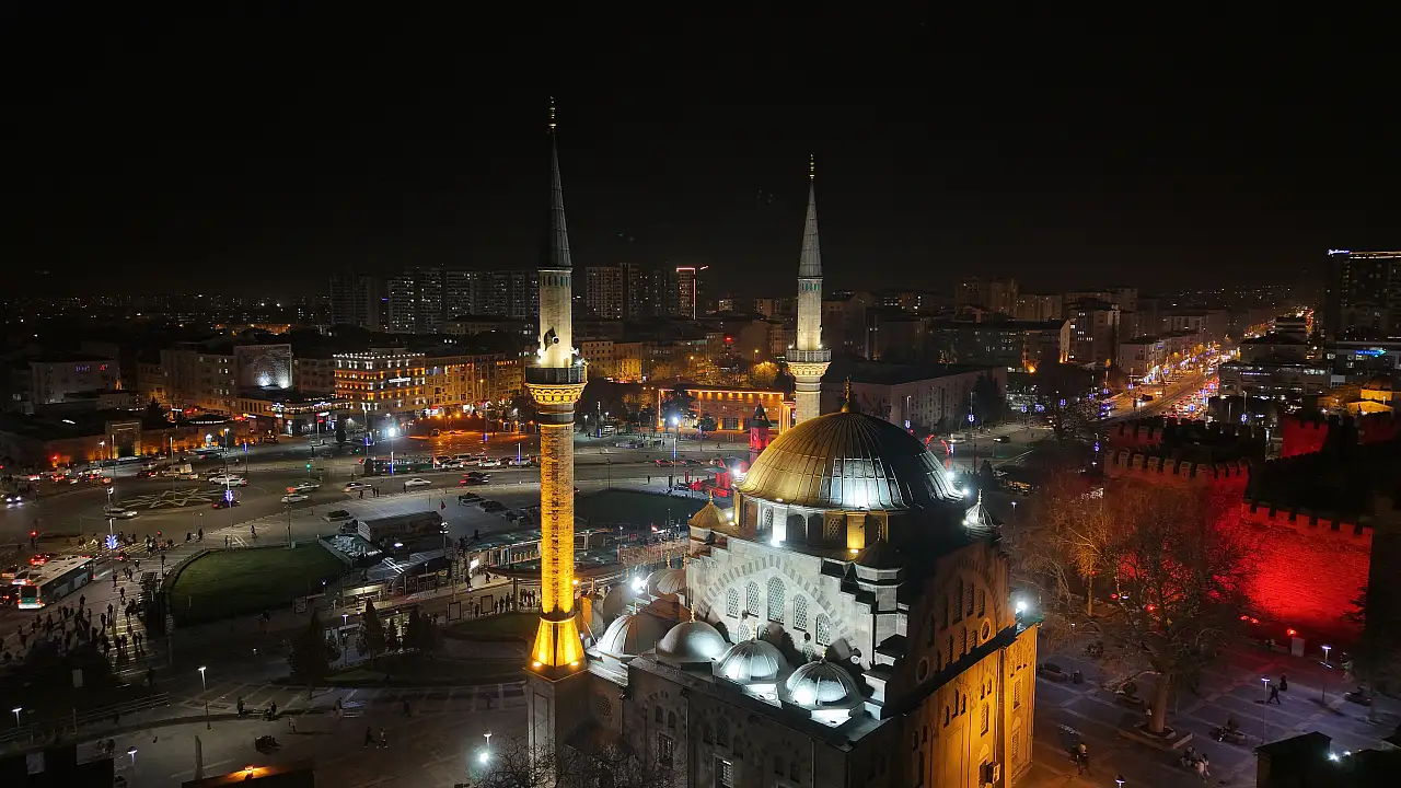Cumhuriyet Meydanı'nda görsel şölen! Kale surlarına bakın ne yazıldı