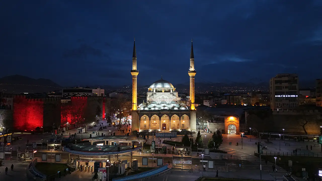 Cumhuriyet Meydanı'nda görsel şölen! Kale surlarına bakın ne yazıldı