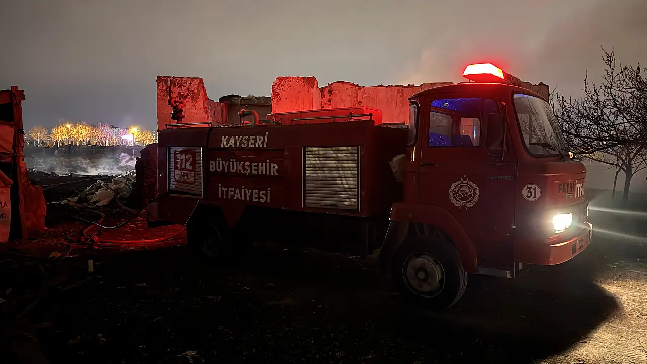 Kayseri'de alevler yükseldi! Hurdalıkta korkutan yangın