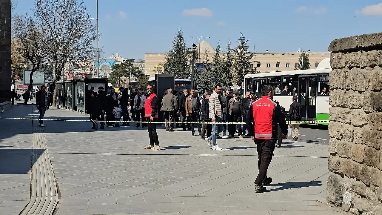 Kayseri Cumhuriyet Meydanı'nda hareketli dakikalar! Bakın kale surlarına ne için çıkmış?