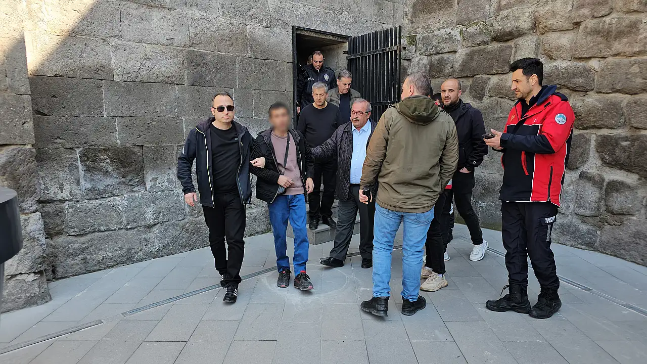 Kayseri Cumhuriyet Meydanı'nda hareketli dakikalar! Bakın kale surlarına ne için çıkmış?