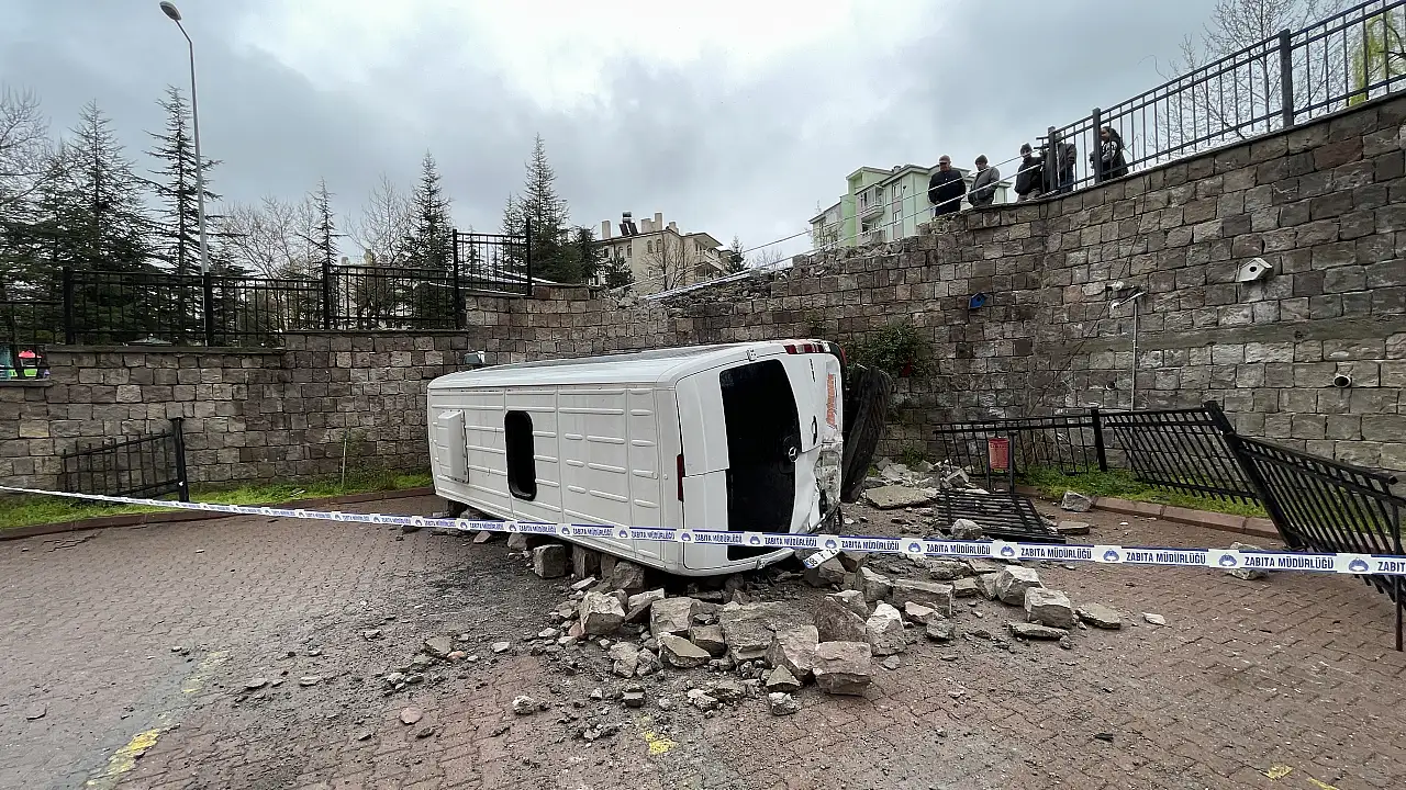 Kayseri'de işçi servisi bahçeye düştü!