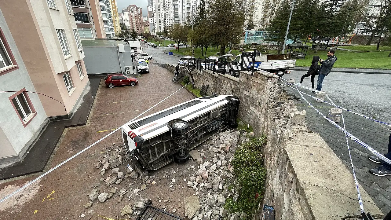 Kayseri'de işçi servisi bahçeye düştü!