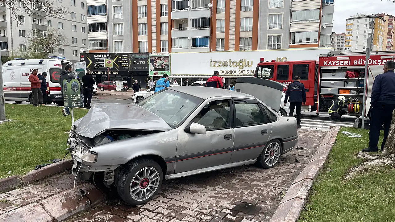 Kayseri'de kavşakta can pazarı! Ekipler seferber oldu